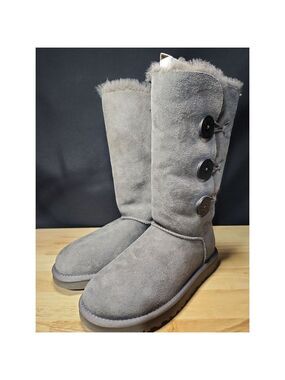 UGG boot w bailey button triplet gray size 5